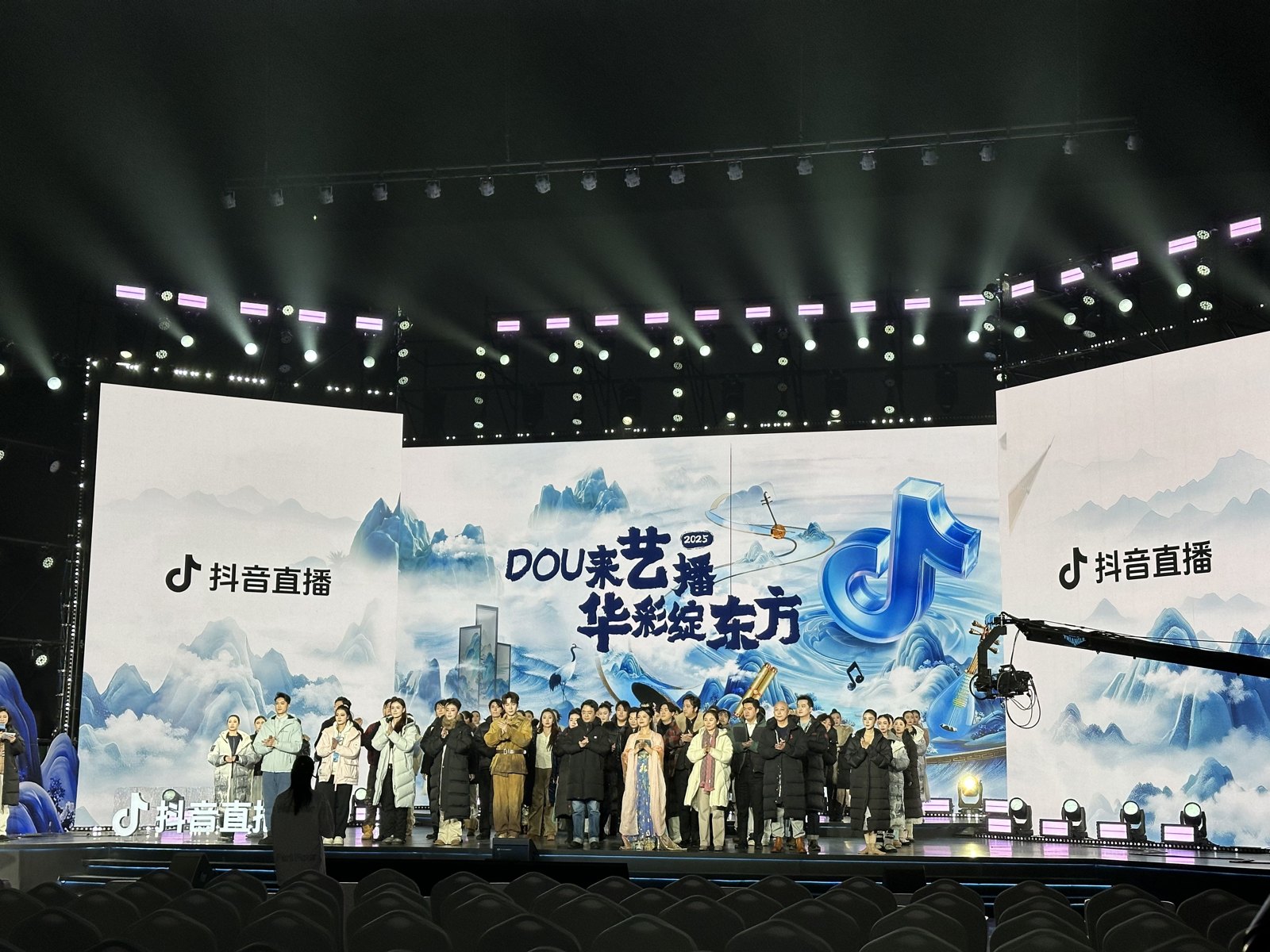 DOU来艺播华彩绽东方现场舞台